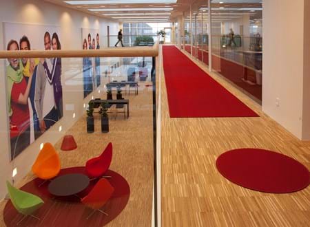 Røde filttæpper lagt på trægulv